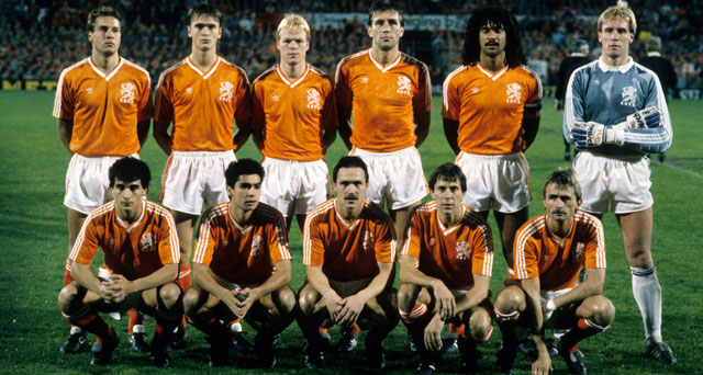 In november 1987 staan Ronald Spelbos (staande derde van rechts) en Sonny Silooy (gehurkt tweede van links) in de basis van het EK-kwalificatieduel met Cyprus.