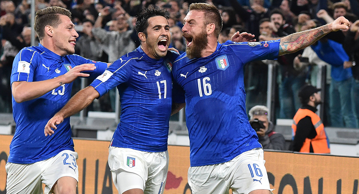 Italië viert een late treffer in het WK-kwalificatieduel met Spanje op 6 oktober. De Azzurri hielden een punt over aan de topper in groep G: 1-1.
