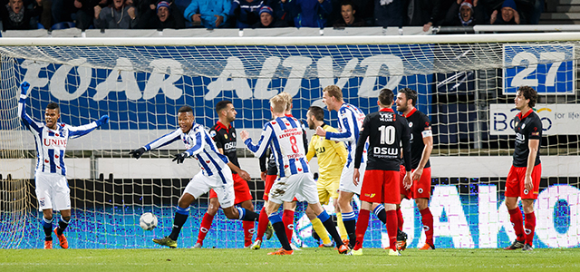 Na 22 minuten was het raak voor SC Heerenveen. Kenny Otigba viert zijn tweede competitiegoal van het seizoen.