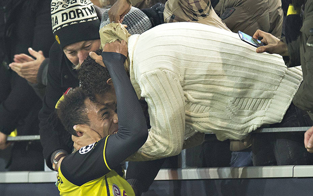 Pierre-Emerick Aubameyang omhelst zijn broer Willy na weer een doelpunt voor Borussia Dortmund.