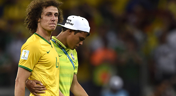 Na de halve finale op het WK steunt de geschorste Thiago Silva zijn kompaan.
