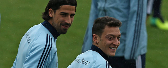 Wordt het Duitse middenveld-duo Mesut Özil (rechts) en Sami Khedira in Londen herenigd?