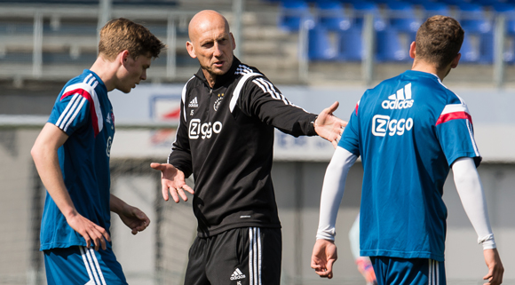 Jong Ajax-trainer Jaap Stam kan zich niet vinden in de kritiek van Johan Cruijff. &#039;Cruijff laat kritiek optekenen terwijl hij onze werkwijze niet kent.&#039;