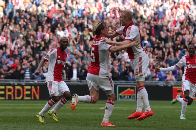 Twee van de Ajax-doelpuntenmakers: Christian Poulsen en Davy Klaassen. Zij vieren hier de openingsgoal van Poulsen.