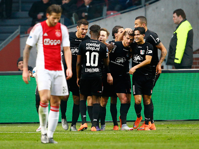 PSV leed zaterdag onverwachts puntverlies tegen SC Heerenveen en dus kon Ajax thuis tegen NEC de koppositie eindelijk weer overnemen van de Eindhovenaren. Christian Santos gooide met een laat doelpunt echter roet in het eten voor de Amsterdammers: 2-2.
