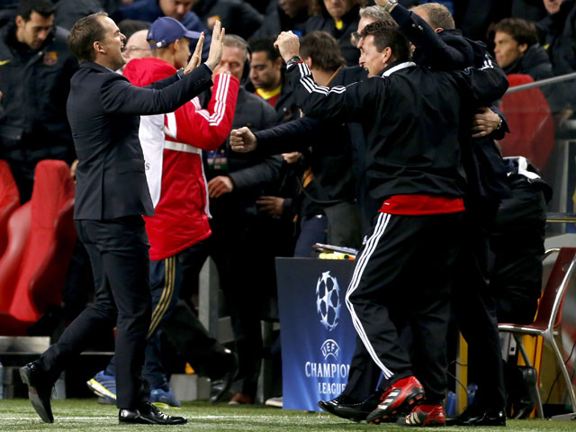 Eind goed, al goed, zal trainer Frank de Boer denken. Zijn ploeg heeft zich knap staande gehouden met tien man en boekt daardoor een zeer belangrijke overwinning. Op 11 december maken AC Milan en Ajax uit wie verder gaat in de Champions League en wie het seizoen moet vervolgen in de Europa League. 