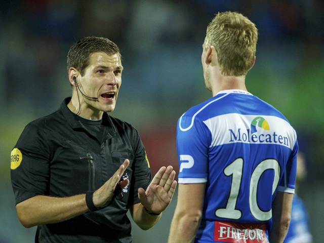 &#039;Rustig aan&#039;, lijkt scheidsrechter Jochem Kamphuis tegen PEC Zwolle-aanvaller Stef Nijland te zeggen. Dat deed Zwolle zeker niet, de club overtuigde in de wedstrijd tegen NAC Breda. Toch kwamen beide partijen niet tot scoren: 0-0.