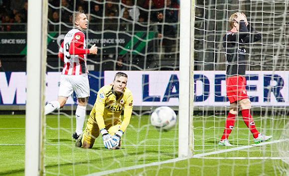 Luciano Narsingh (buiten beeld) heeft net gescoord voor PSV, dat Ajax tot op een punt nadert na winst bij Excelsior. De Eindhovenaren komen niet in de problemen op Woudestein (1-3).
