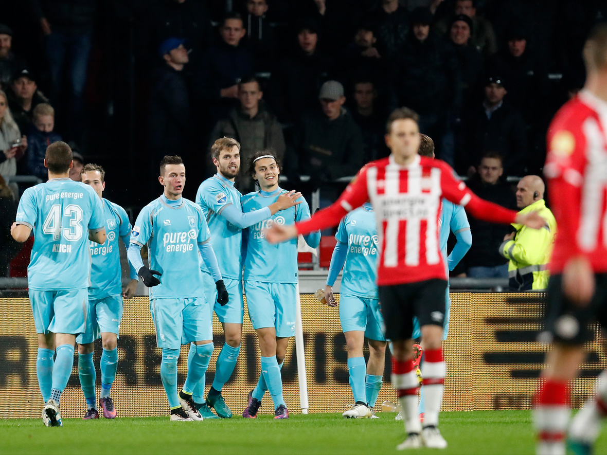 Aanvoerder Stefan Thesker feliciteert Enes Ünal met zijn treffer tegen PSV. Thesker gaf de assist.