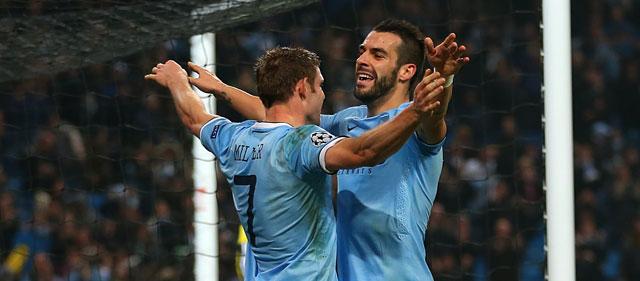 Álvaro Negredo (rechts) viert zijn derde treffer (de 5-2) met aangever James Milner.