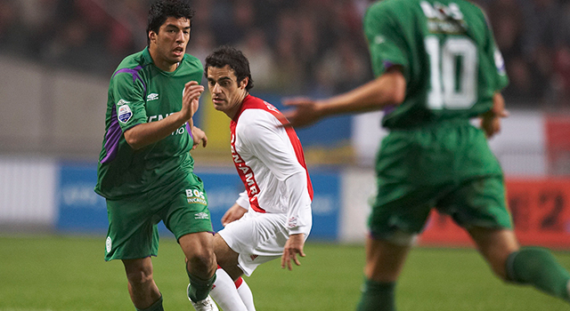 Luis Suarez in duel met Kenneth Perez tijdens zijn eerste wedstrijd in De Arena.