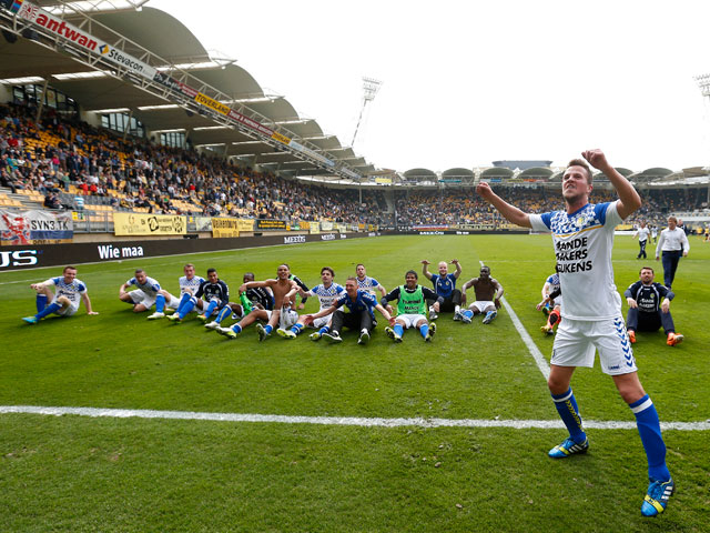 RKC Waalwijk boekte een cruciale 1-0 overwinning op bezoek bij directe concurrent Roda JC. Frank van Mosselveld viert de triomf met het bomvolle Waalwijkse uitvak.