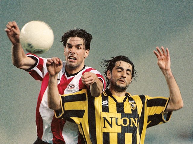 20 april 1999: Vitesse - PSV 3-3. Een gevecht om de bal tussen Ruud van Nistelrooy en Marco De Marchi.