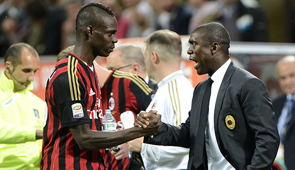 Clarence Seedorf (rechts) als coach van AC Milan in gesprek met Mario Balotelli.
