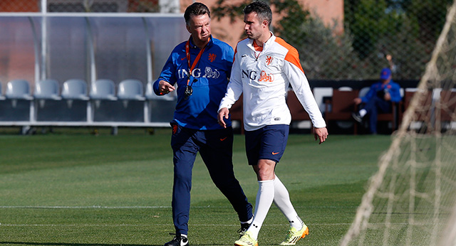 Eventjes leek Robin van Persie last te hebben van zijn knie, maar hij kon de training gewoon afmaken. Hier is hij in conclaaf met Van Gaal. Reden voor zorg is er dus niet.