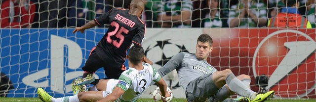 Fraser Forster in actie tegen Ajax. In de twee Champions League-duels met de Amsterdammers werd hij wel gepasseerd. In Schotland redde Lasse Schöne de eer van Ajax, terwijl hij in de Arena voor een 1-0 zege zorgde.