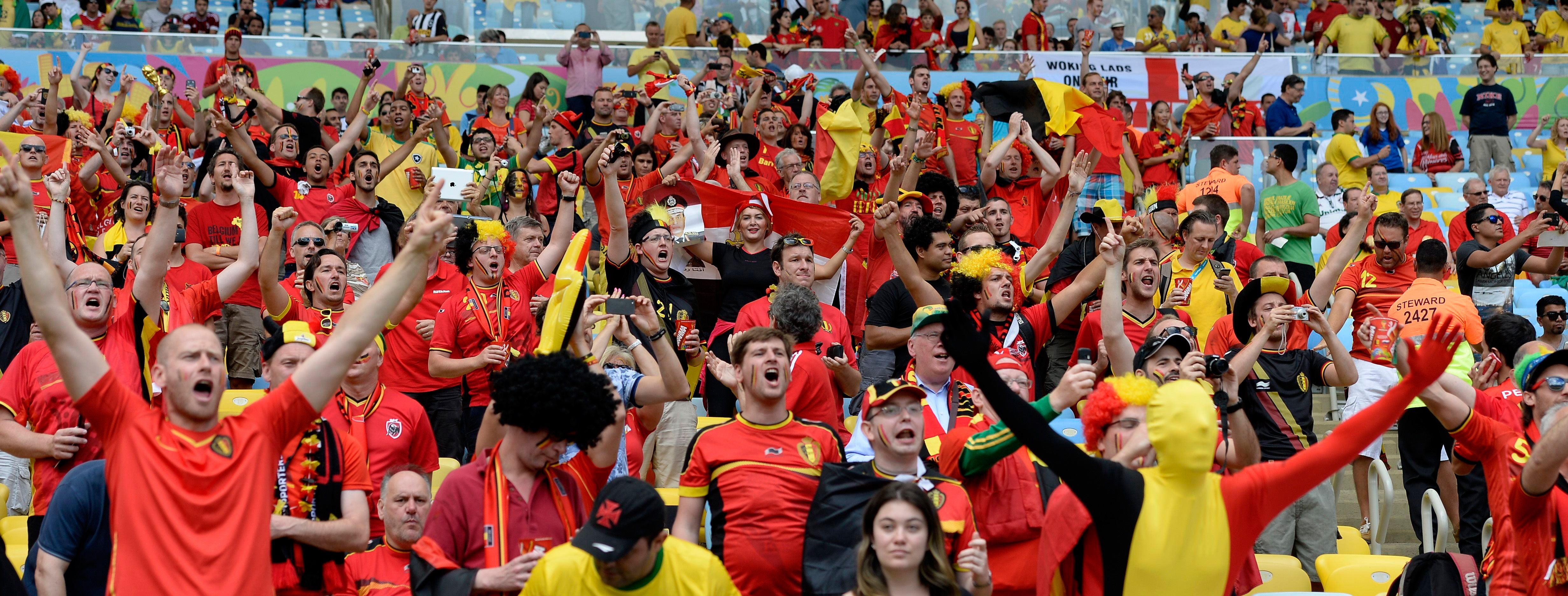 Een oplettende cameraman spotte Axelle in het Belgische supportersvak.