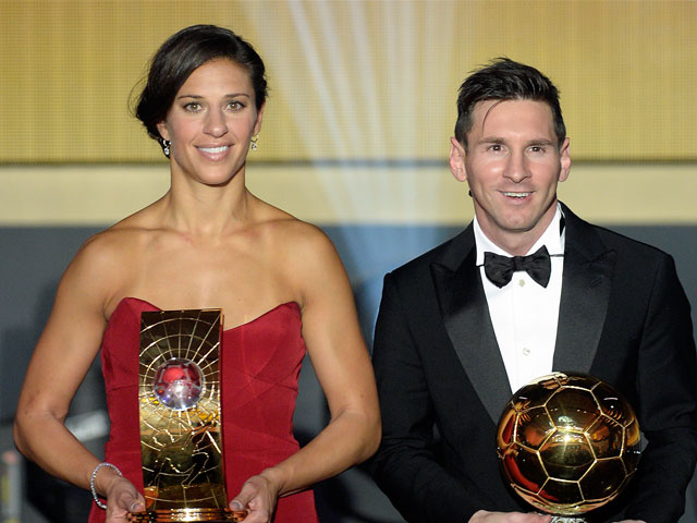 Messi poseert met Carli Lloyd, verkozen tot vrouwelijke Voetballer van het Jaar 2015. De Amerikaanse maakte een hattrick in de WK-finale, die door de Verenigde Staten gewonnen werd (5-2 tegen Japan).