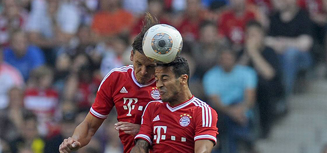 Daniel Van Buyten in het shirt van Bayern München in duel met ploeggenoot Thiago. 