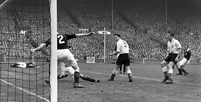 Een beeld dat beklijft in de geschiedschrijving over Nat Lofthouse: de spits stormde in een interland met Oostenrijk langs iedereen die hem in de weg stond, totdat hij de doelman voor zich op zag doemen. Lofthouse kwam in botsing met die goalie, maar tikte wel de winnende goal binnen. &#039;Ik was nog liever mijn been verloren op de middenlijn, dan dat ik deze kans had verprutst&#039;, zei hij heroïsch na afloop. Want scoren kon de oud-speler en –manager van Bolton Wanderers. In 33 interlands trof hij dertig keer doel. 