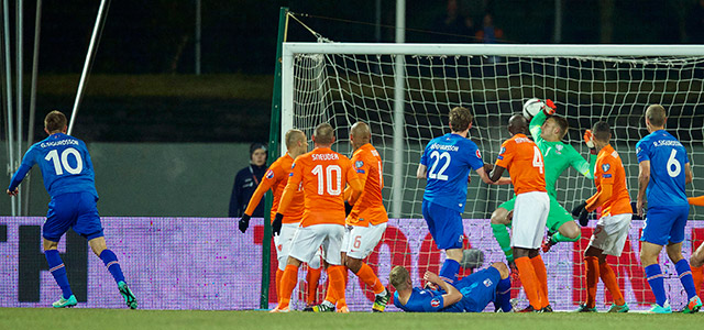Gylfi Sigurdsson zet IJsland op 13 oktober op een 2-0 voorsprong tegen Nederland. Het zou de negentiende uitnederlaag in EK-kwalificatieverband betekenen.