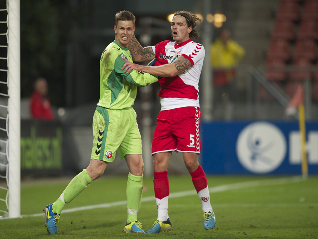 FC Utrecht-doelman Robbin Ruiter stopte zaterdagavond een strafschop en was daarmee de enige keeper op het veld die reden had tot juichen. Zijn collega en Roda JC-keeper Filip Kurto maakte namelijk twee fouten, waardoor de eindstand 3-3 was. Kurto wist dat hij fout zat, maar kreeg ook nog eens zijn coach Ruud Brood en medespelers over zich heen.