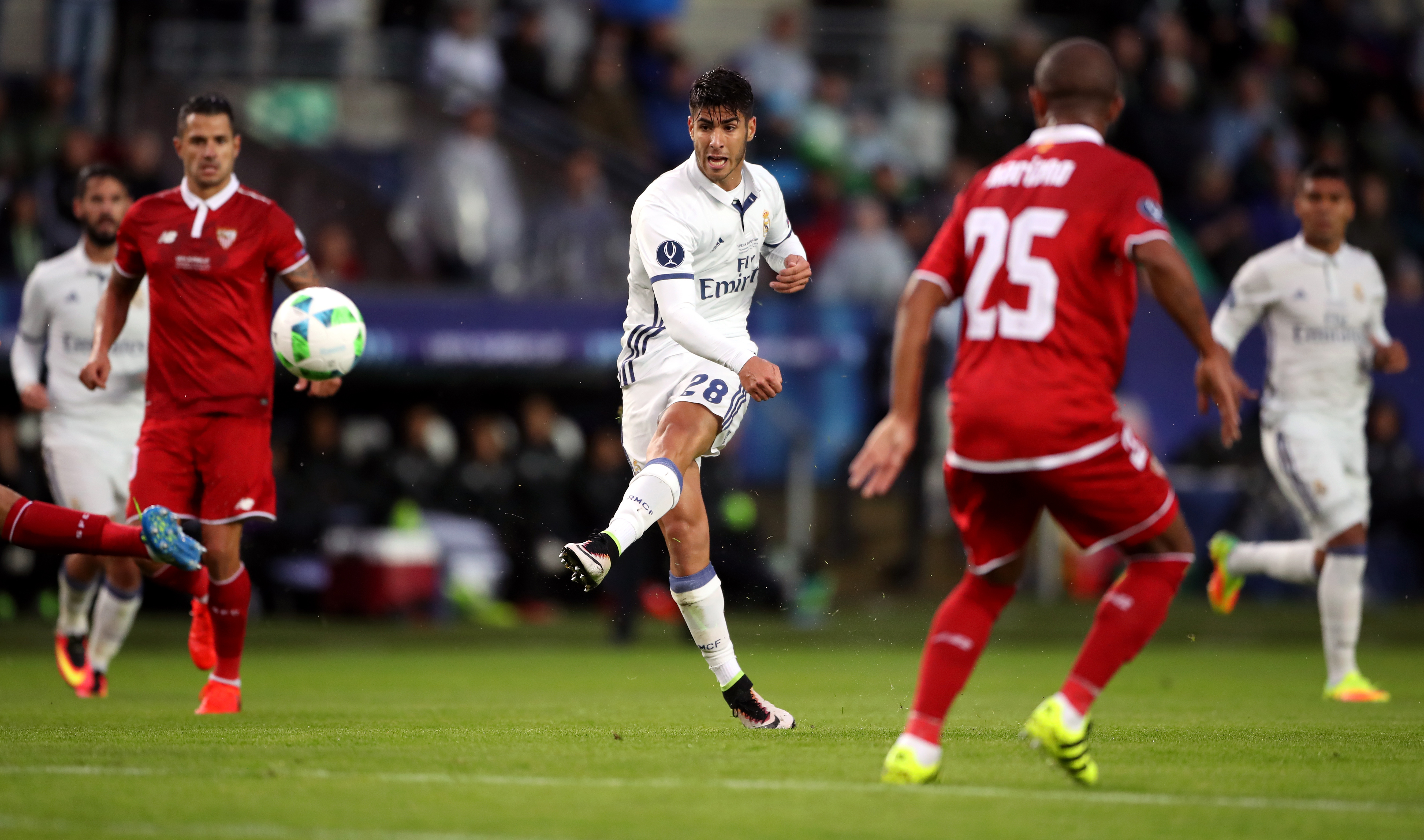 Marco Asensio stuurt de bal met zijn linkervoet richting de kruising in het duel met Sevilla.