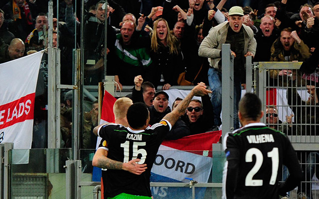 Colin Kazim-Richards viert zijn gelijkmaker met Lex Immers en het bomvolle vak met Feyenoord-fans.