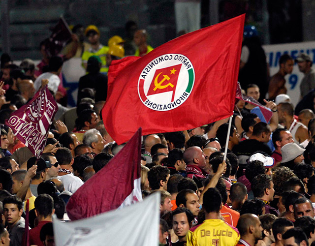 Supporters van Livorno zwaaien met de vlag van de communistische partij. In de Toscaanse havenstad werd de Italiaanse communistische partij opgericht.