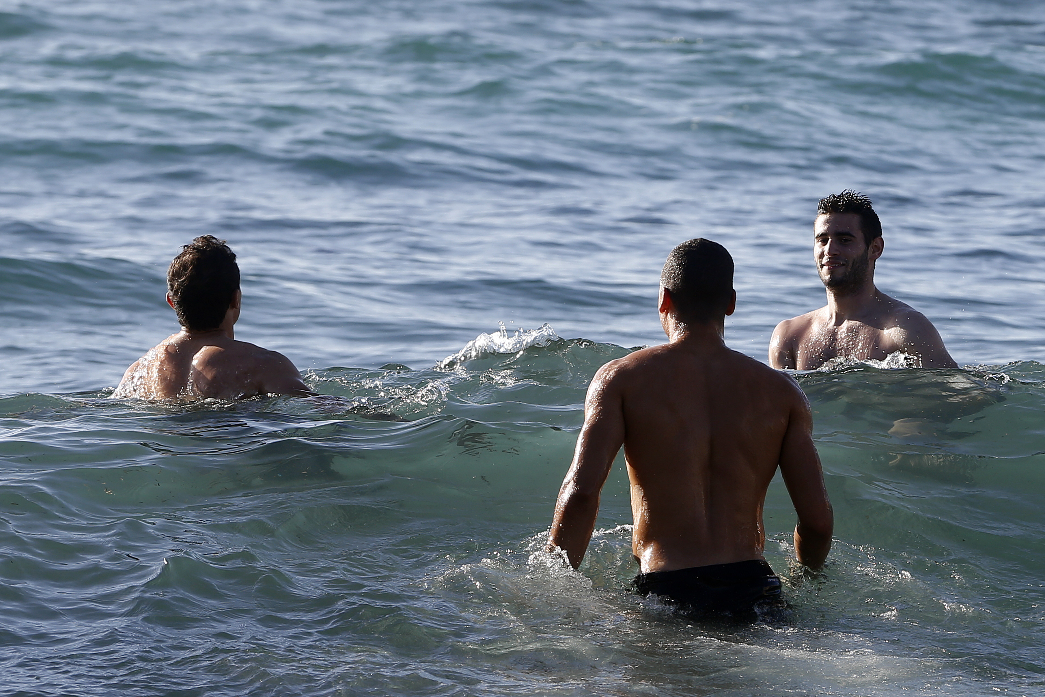 Ook de spelers - van links naar rechts Andrés Guardado, Jeffrey Bruma en Gastón Pereiro - zelf zochten in het water naar verkoeling.