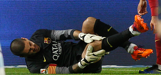 Het moment waarop Víctor Valdés zelf waarschijnlijk al beseft dat hij zijn laatste wedstrijd voor Barcelona al heeft gekeept.