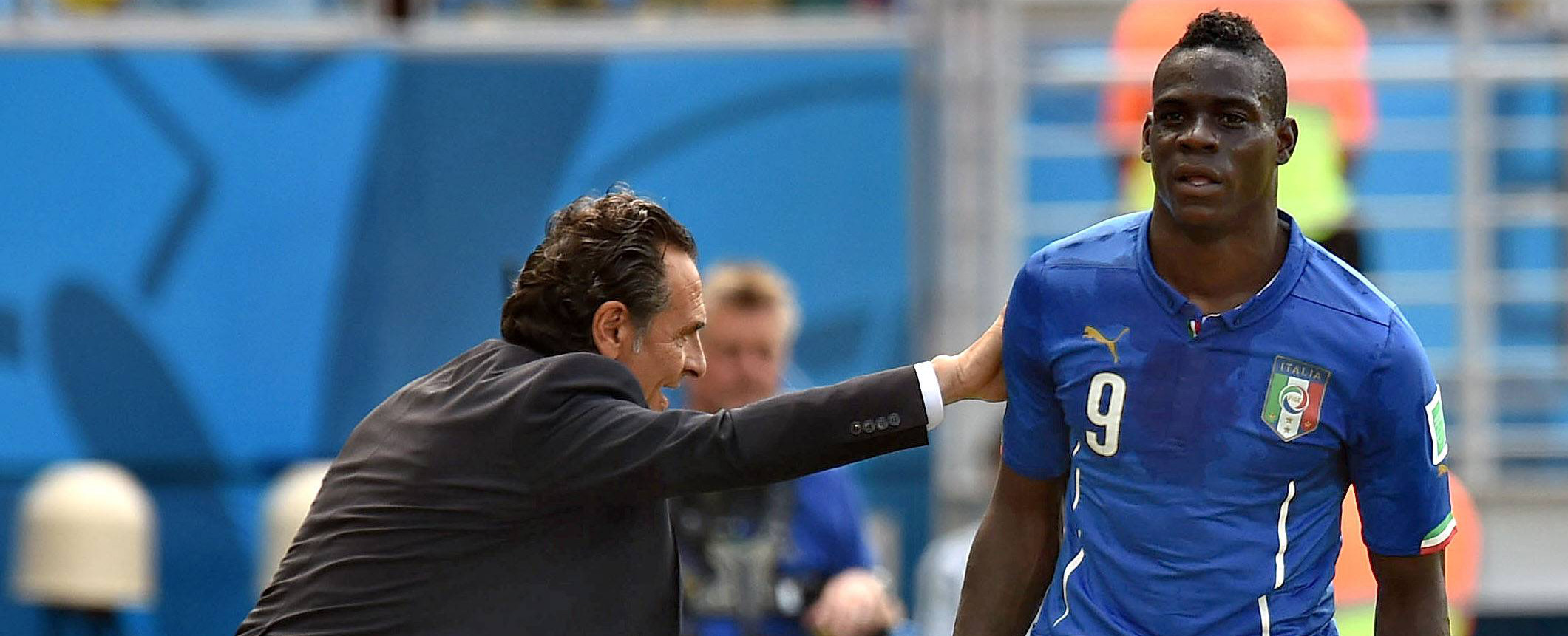 De inmiddels opgestapte Italiaanse bondscoach Cesare Prandelli probeert Mario Balotelli wat te motiveren tijdens het WK in Brazilië.