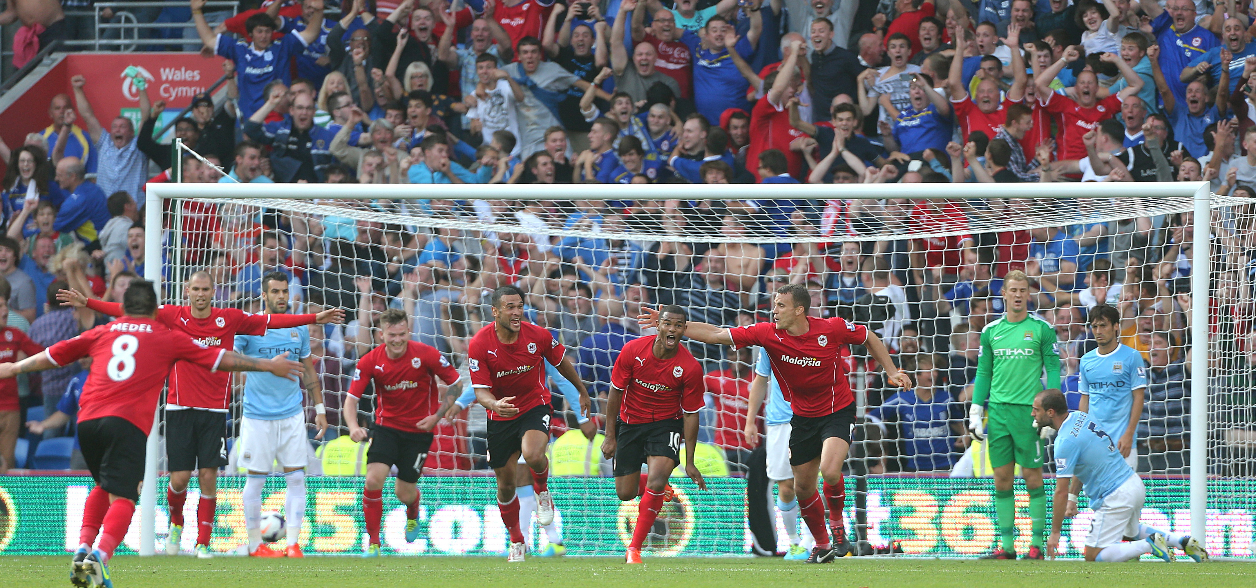 Het seizoen begint bepaald niet vlekkeloos voor Manchester City. De ploeg verliest haar eerste uitwedstrijd van de jaargang met 3-2 van het net gepromoveerde Cardiff City.