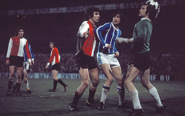 Willem van Hanegem hindert Piotr Czaja, doelman van het Poolse Ruch Chorzow in het seizoen 1973/74. Feyenoord stuitte op de Poolse club na de 2-0 overwinning op Standard Luik.