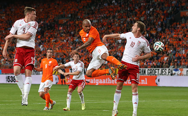 Na het afhaken van de middenvelder van AS Roma, die door een knieblessure zijn WK-droom uiten zag spatten, is de controle op het middenveld in handen van Nigel de Jong. 