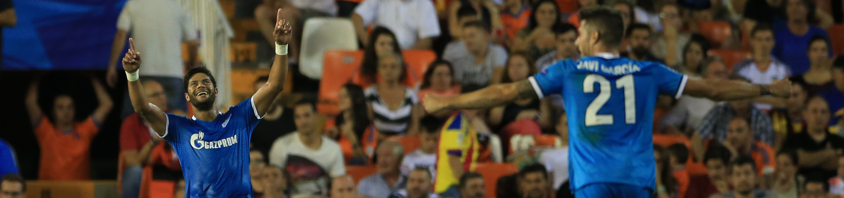 Hulk (links) viert een van zijn twee doelpunten tegen Valencia.