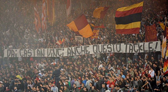 De fans van AS Roma steken Leandro Castán een hart onder de riem.