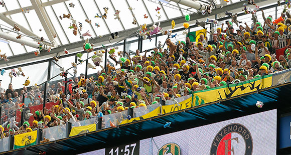 De ADO Den Haag-supporters gooiden knuffels naar beneden. Daarmee steunden ze de kinderen uit het Sophia Kinderziekenhuis, die speciale gasten in De Kuip waren.