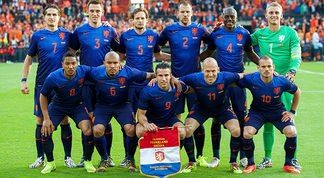 De basiself van Oranje tegen Ghana. Van links naar rechts staand: Daryl Janmaat, Stefan de Vrij, Daley Bind, Ron Vlaar, Bruno Martins Indi en Jasper Cillessen. Van links naar rechts gehurkt: Jonathan De Guzman, Nigel de Jong, Robin van Persie, Arjen Robben en Wesley Sneijder.