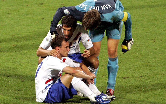 De nog maar 22 jaar oude Wesley Sneijder wordt na de uitschakeling op het WK 2006 tegen Portugal getroost door Ruud van Nistelrooy en Edwin van der Sar, die destijds het interlandrecord van Frank de Boer overnam.
