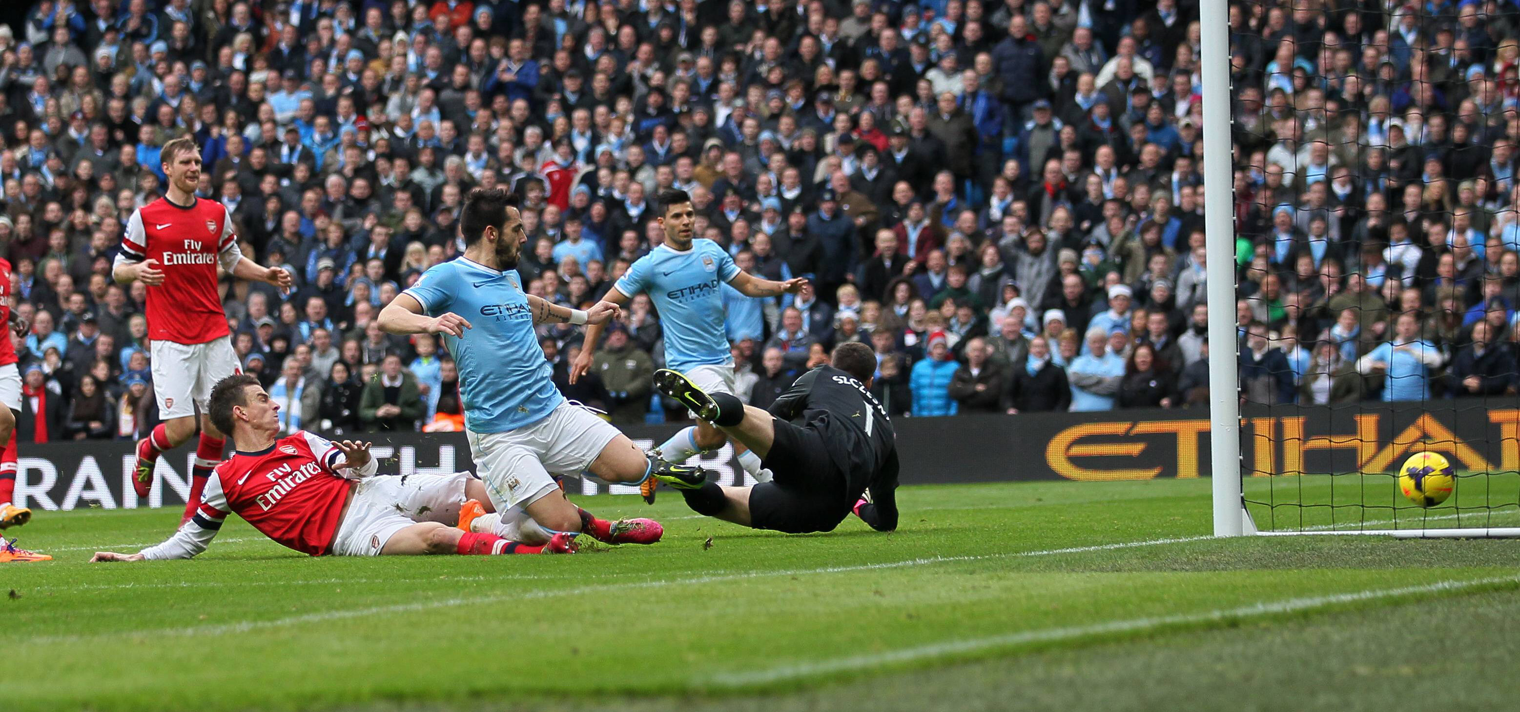 Op 14 december zorgen Manchester City en Arsenal voor een spektakelstuk dat zijn gelijke bijna niet kent. City wint met 6-3. Op de foto schiet Alvaro Negredo de 2-1 binnen.