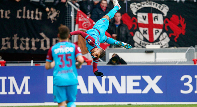 Vitesse-speler Zakaria Labyad haalt acrobatische toeren uit om zijn 0-1 te vieren.
