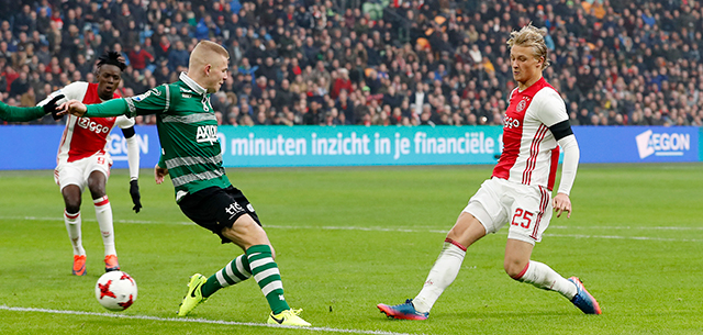 Kasper Dolberg zet Ajax na goed voorbereidend werk van Hakim Ziyech in de 49ste minuut op 2-0 tegen Sparta.