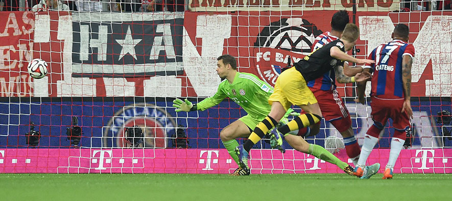Marco Reus opende tegen Bayern de score met een kopbal.