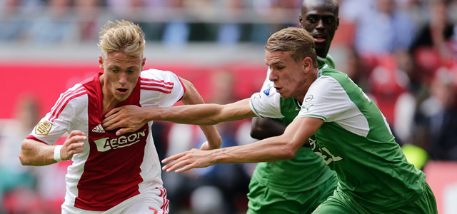 Sven van Beek duelleert met Viktor Fischer tijdens zijn Eredivisiedebuut op 18 augustus tegen Ajax.