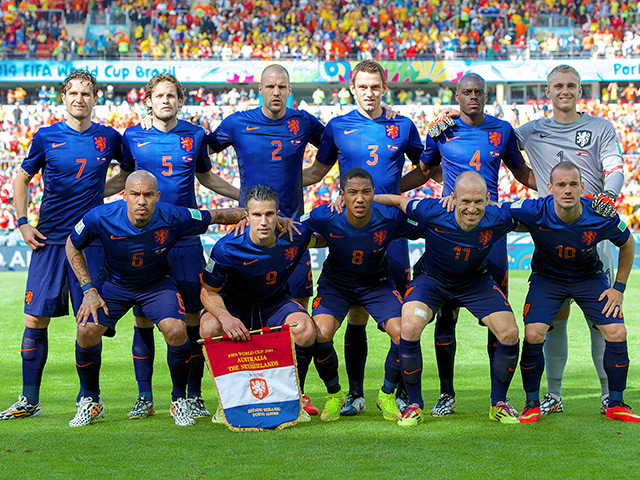 Never change a winning team. Bondscoach Louis van Gaal houdt tegen Australië vast aan dezelfde elf namen als tegen regerend wereldkampioen Spanje.