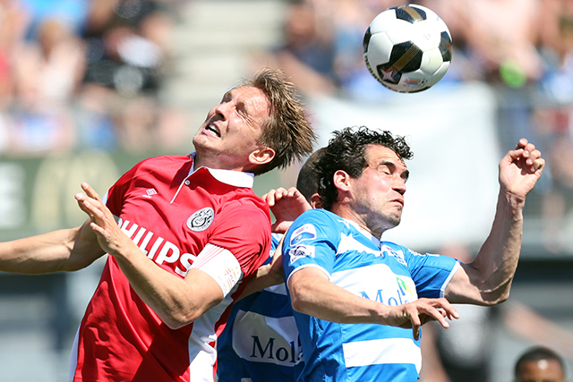 Luuk de Jong in een luchtduel met Dirk Marcellis van PEC Zwolle.