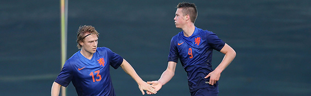 Het doelpunt van debutant Wout Weghorst (rechts, gefeliciteerd door Guus Hupperts) bleek niet voldoende voor Jong Oranje.