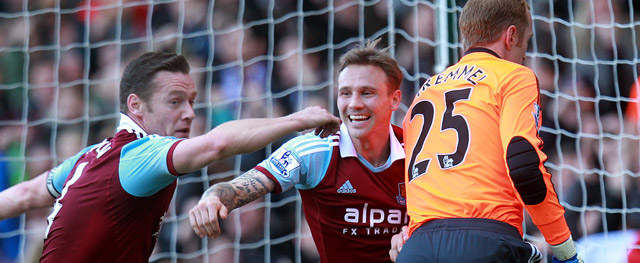 Kevin Nolan (links) viert zijn goal tegen Swansea City. 