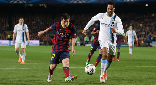 Lionel Messi is los van Joleon Lescott en verschalkt doelman Joe Hart.